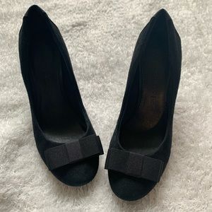 Banana republic black heels w/ribbon and bow style